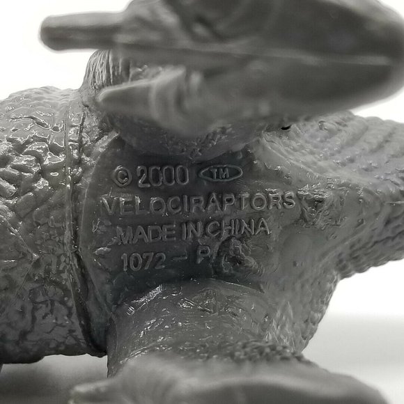 Vintage TM Velociraptor 1072-P6 Jurassic Plastic Figure Purple Diorama 2000 - Picture 4 of 5